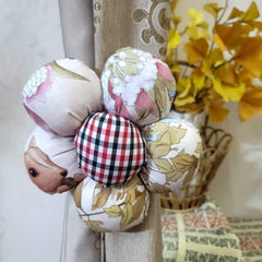Flower-Shaped Fabric Curtain Holder Tieback  (1 Pair)