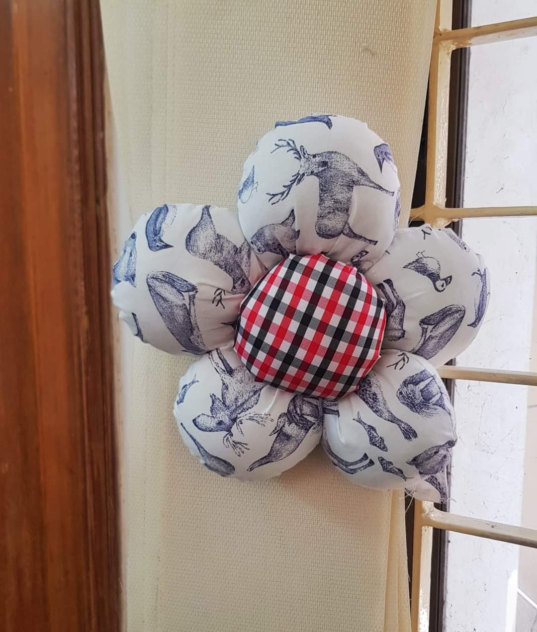 Flower-Shaped Fabric Curtain Holder Tieback  (1 Pair)